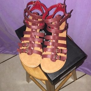 Red circle 🔴 Sandal